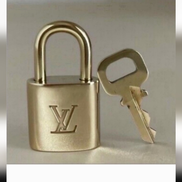 Louis Vuitton Accessories - Key & Lock Louis Vuitton #306